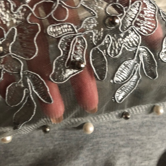 Beautiful top, lace & pearl details    🌸🌸🌸 - Picture 4 of 5